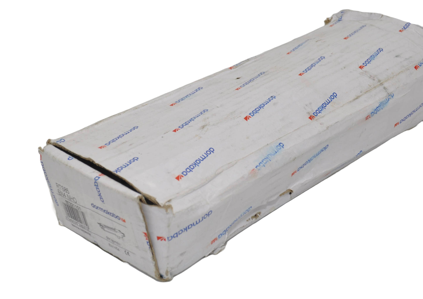 A view of a white rectangular box with the logo dormakaba printed in ble and red. On a white background.